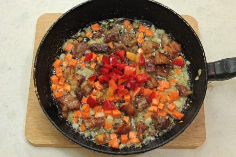 Рис с мясом и овощами на сковороде - фото шаг 5