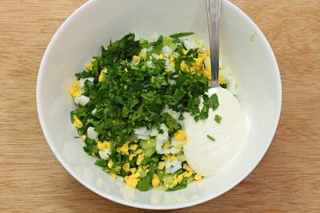 Салат из черемши с огурцом и яйцом - фото шаг 6