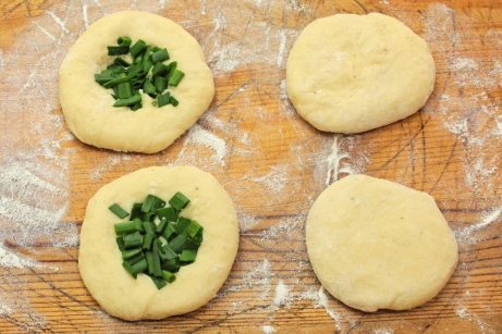Картофельные лепешки с зеленым луком - фото шаг 6