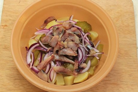 Немецкий картофельный салат с сельдью и солеными огурцами - фото шаг 6