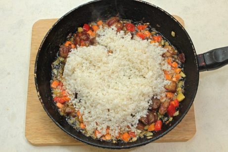 Рис с мясом и овощами на сковороде - фото шаг 6