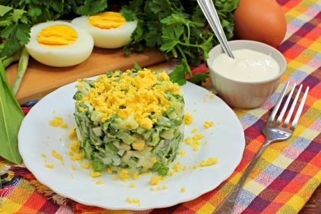 Салат из черемши с огурцом и яйцом - фото шаг 7