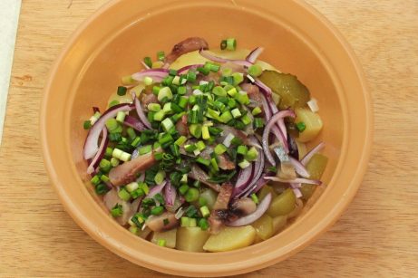 Немецкий картофельный салат с сельдью и солеными огурцами - фото шаг 7
