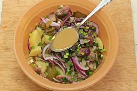 Немецкий картофельный салат с сельдью и солеными огурцами - фото шаг 8