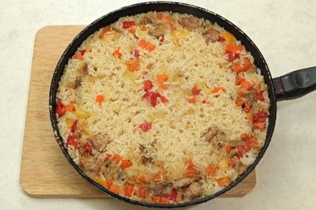 Рис с мясом и овощами на сковороде - фото шаг 8