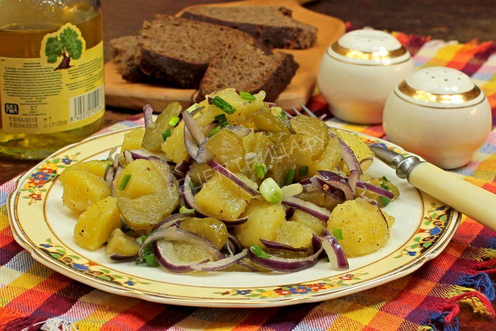 Немецкий салат из картофеля и соленых огурцов