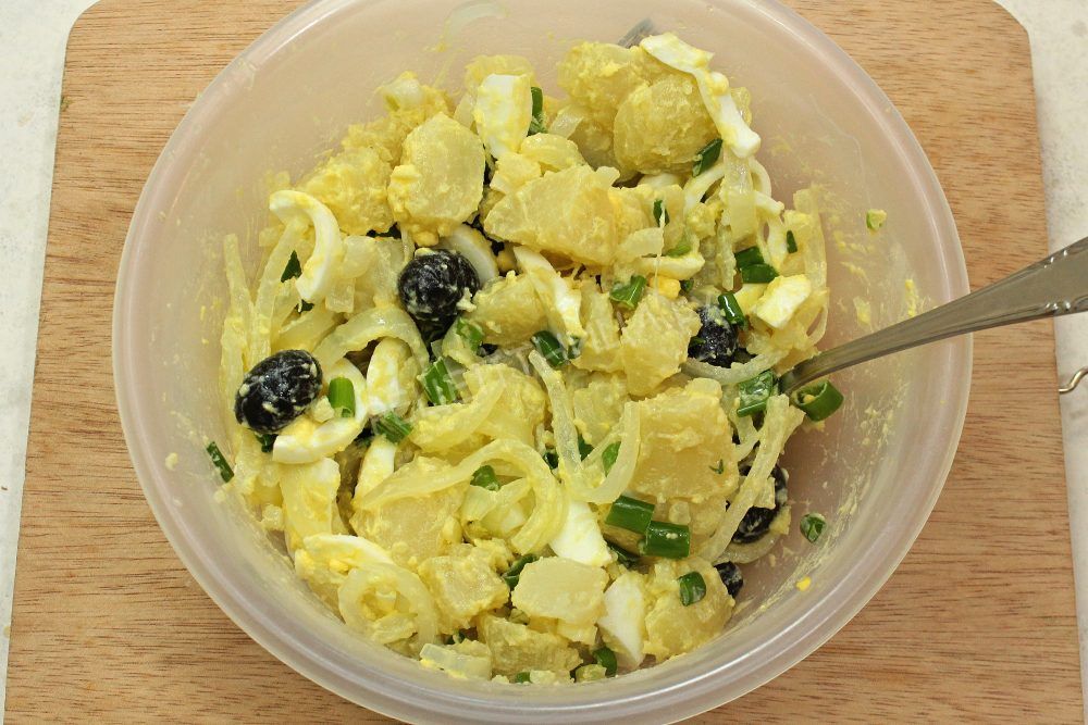 Картофельный салат с маслинами и луком - фото шаг 10