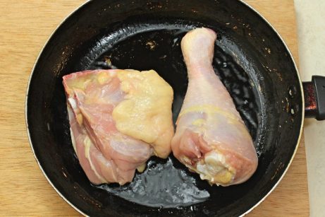Курица с овощами, жареная на сковороде - фото шаг 1