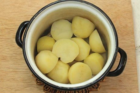 Картофельный салат с маслинами и луком - фото шаг 1