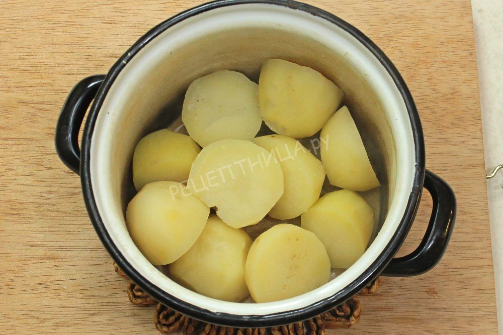 Картофельный салат с маслинами и луком - фото шаг 1