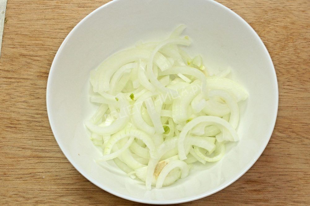 Картофельный салат с маслинами и луком - фото шаг 3