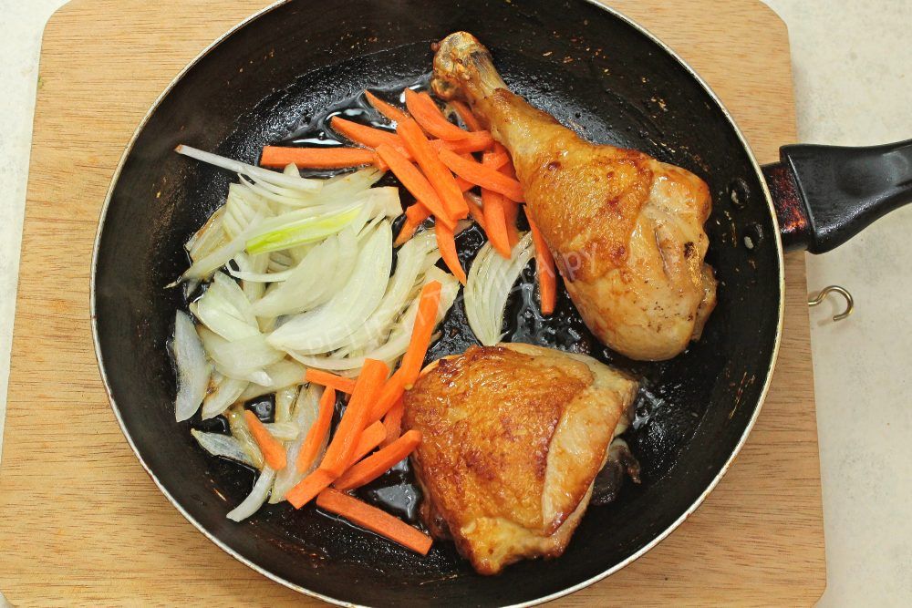 Курица с овощами, жареная на сковороде - фото шаг 4