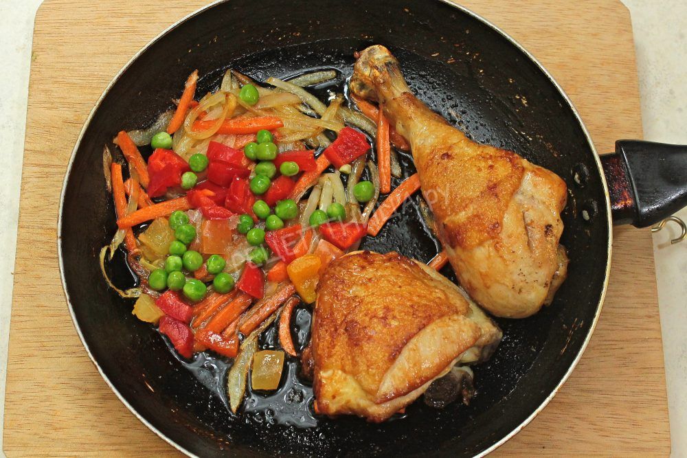 Курица с овощами, жареная на сковороде - фото шаг 5