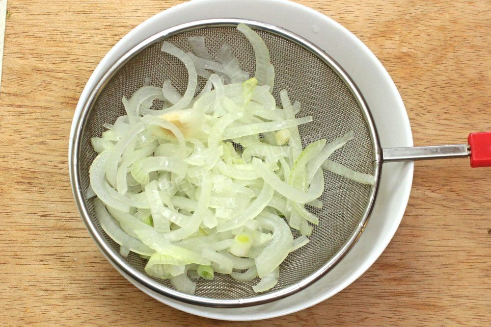 Картофельный салат с маслинами и луком - фото шаг 5