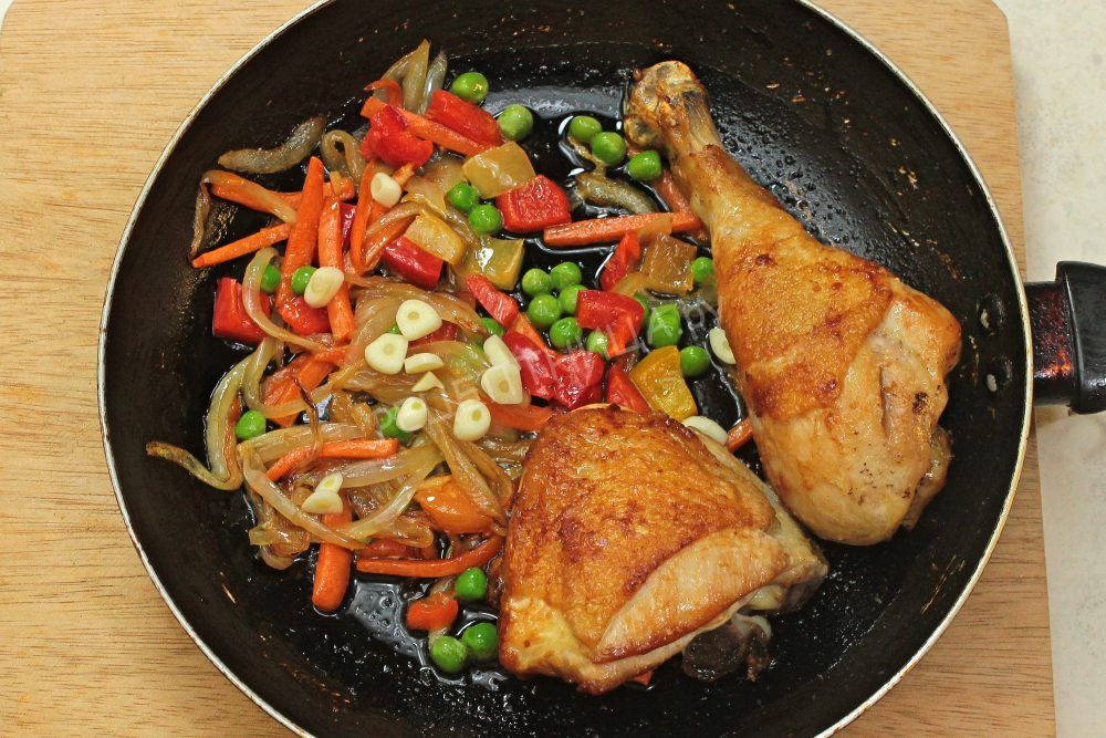 Курица с овощами, жареная на сковороде - фото шаг 6