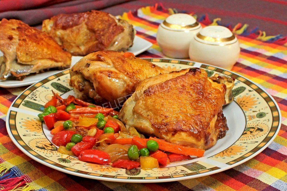 Курица с овощами, жареная на сковороде