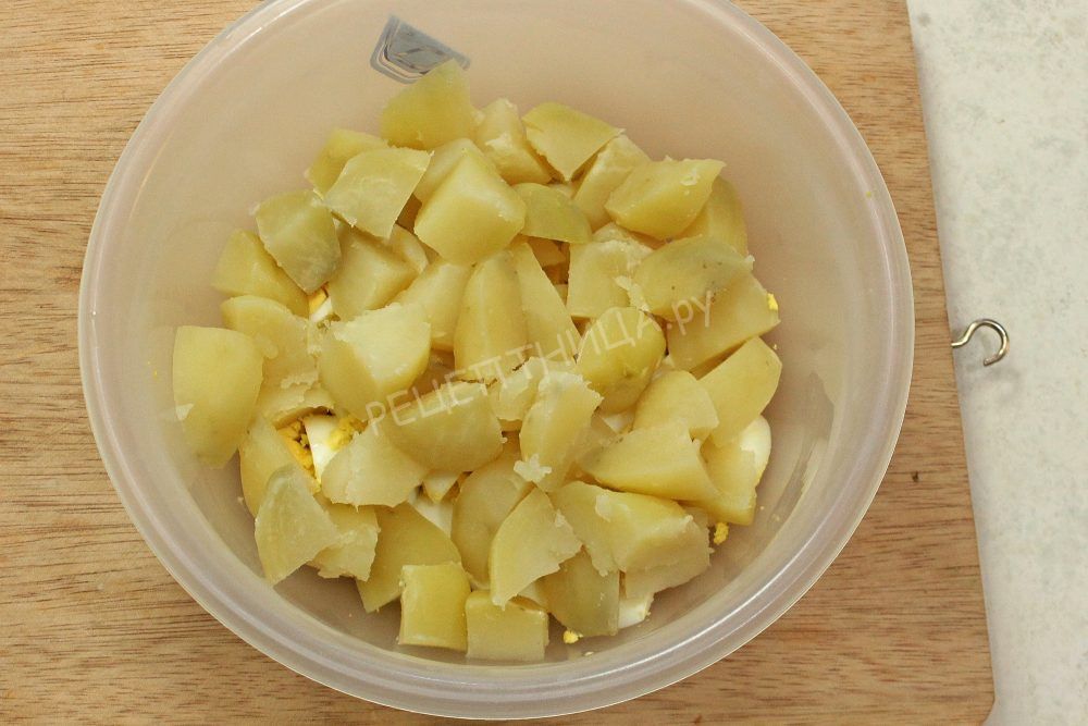 Картофельный салат с маслинами и луком - фото шаг 7
