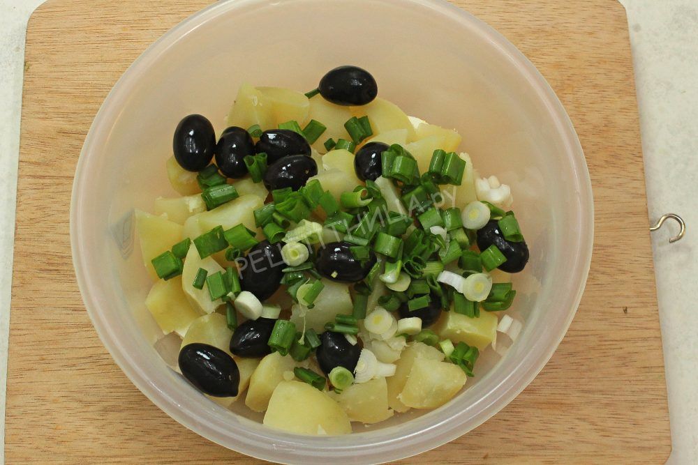 Картофельный салат с маслинами и луком - фото шаг 8
