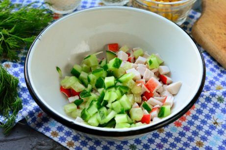 Крабовый салат с огурцом на Новый год - фото шаг 4