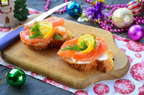 Праздничные бутерброды с красной рыбой на Новый год - фото шаг 5