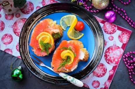 Праздничные бутерброды с красной рыбой на Новый год - фото шаг 6