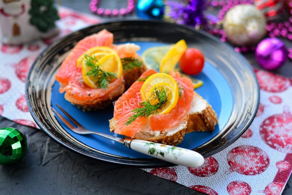 Праздничные бутерброды с красной рыбой на Новый год