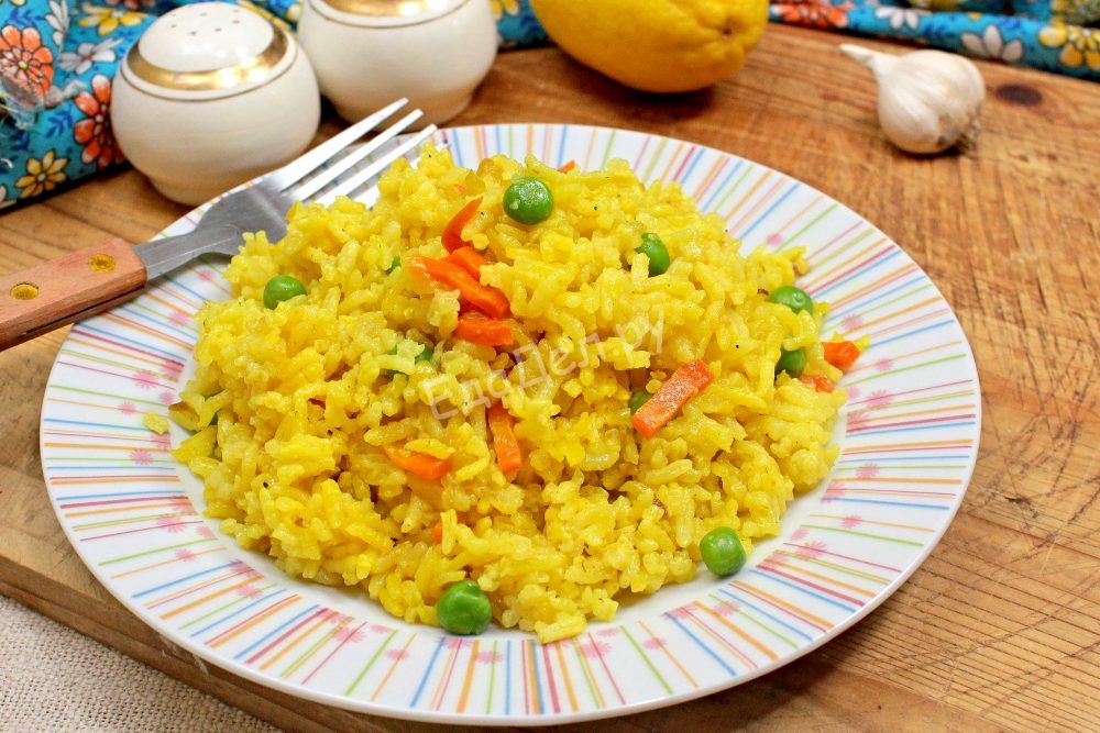Рис с куркумой и овощами на сковороде