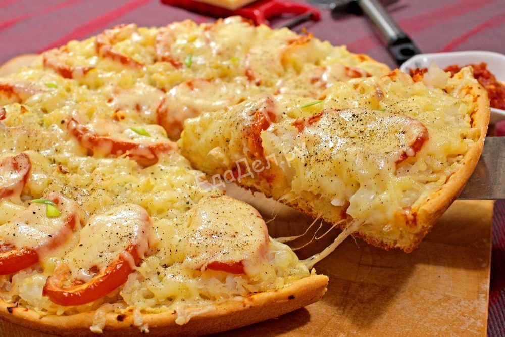 Картофельная пицца с сыром и помидорами