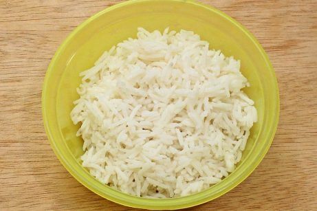 Тефтели с рисом в сметанном соусе в духовке - фото шаг 1