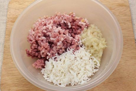 Тефтели с рисом в сметанном соусе в духовке - фото шаг 2