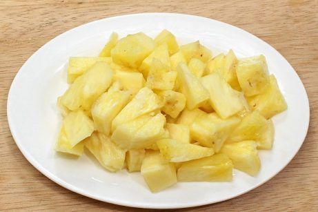 Куриное филе с ананасами на сковороде - фото шаг 2