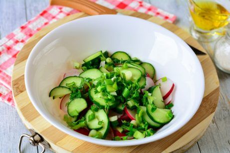 Овощной салат из редиски и огурцов - фото шаг 3