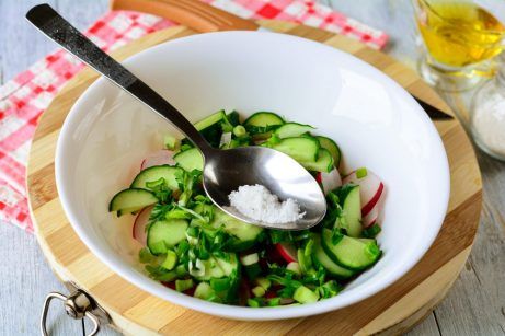 Овощной салат из редиски и огурцов - фото шаг 4