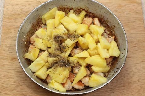Куриное филе с ананасами на сковороде - фото шаг 6