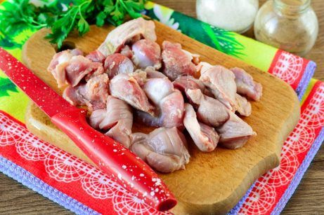 Куриные желудки тушеные с овощами на сковороде - фото шаг 1