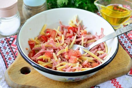 Конвертики из лаваша с колбасой, помидорами и сыром - фото шаг 5