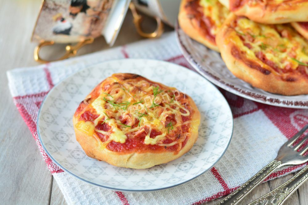 Домашняя мини-пицца с колбасой и сыром