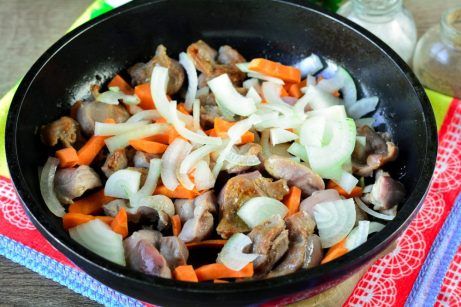 Куриные желудки тушеные с овощами на сковороде - фото шаг 4