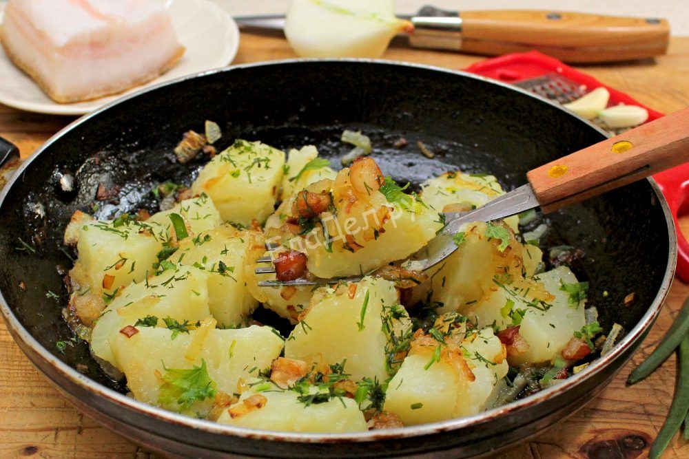 Вареная картошка с салом и луком