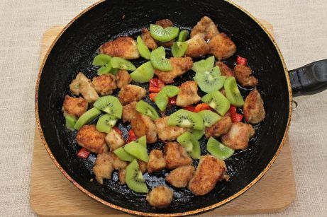 Жареная курица с киви и овощами - фото шаг 10