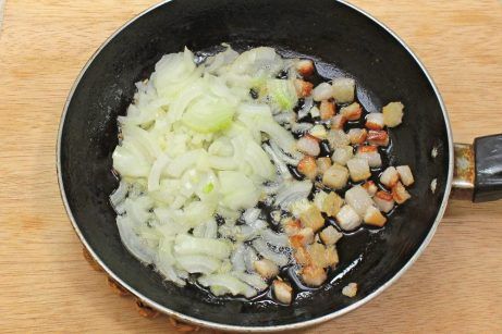 Вареная картошка с салом и луком - фото шаг 3