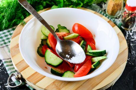 Быстрый салат из огурцов и помидоров за 15 минут - фото шаг 3
