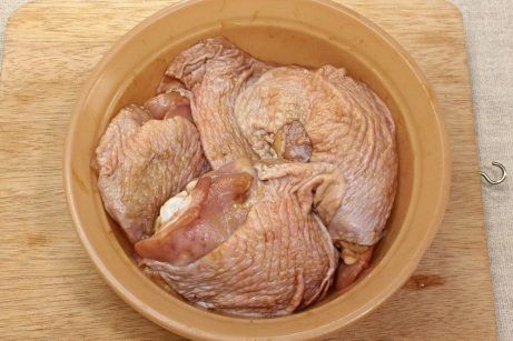 Куриные бедра в горчично-соевом маринаде на сковороде - фото шаг 4