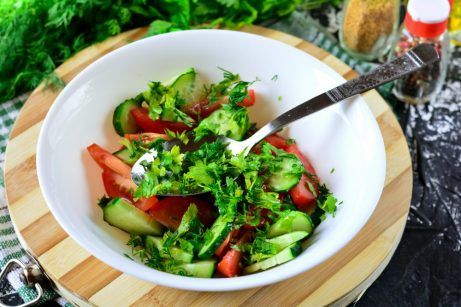 Быстрый салат из огурцов и помидоров за 15 минут - фото шаг 5