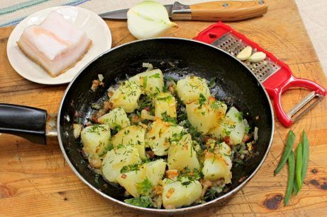Вареная картошка с салом и луком - фото шаг 7