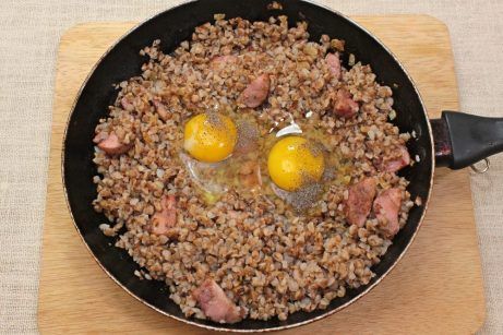 Гречка с колбасой, луком и яйцом на сковороде - фото шаг 7