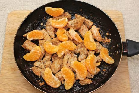 Куриное филе с мандаринами на сковороде - фото шаг 8