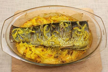Рыба с картошкой в духовке в сметанном соусе - фото шаг 9