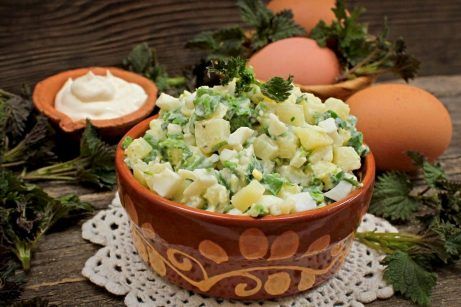 Салат из крапивы с яйцом и картофелем - фото шаг 9