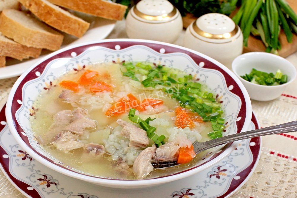 Куриный суп с овощами рисом и черемшой
